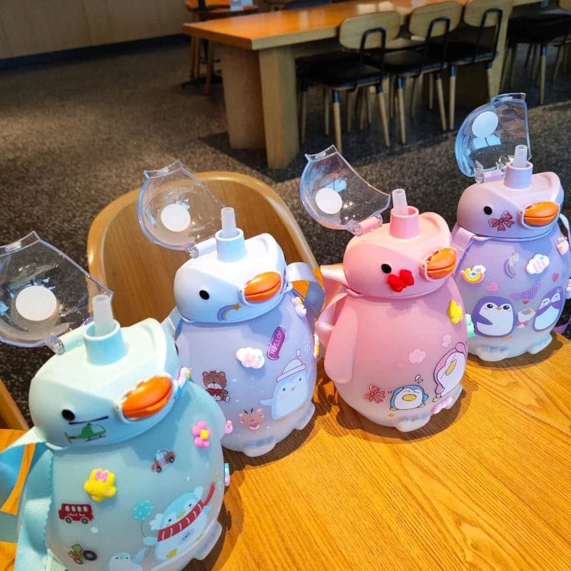 Termo plástico con popote y correa ajustable de pingüino